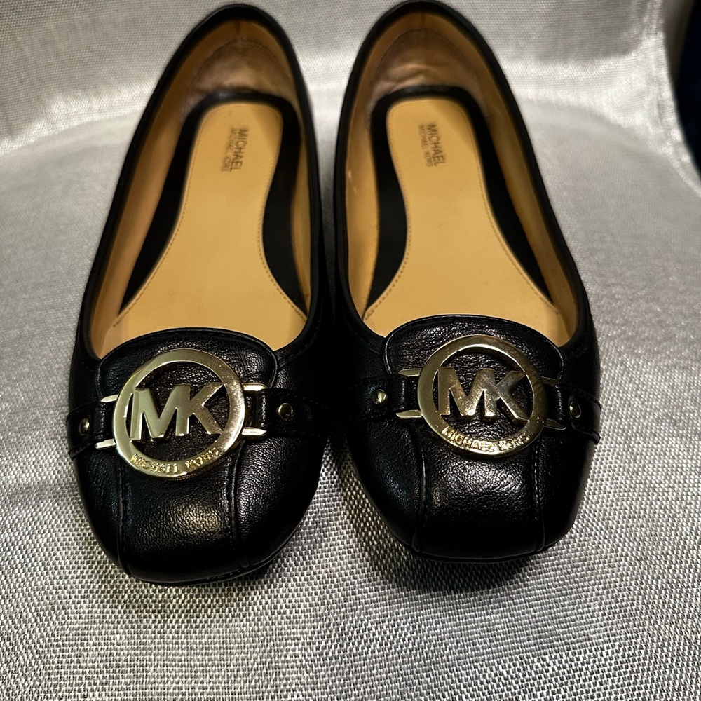 Michael Kors Black Leather Moccasin size 9. Shoes Only worn a few times.